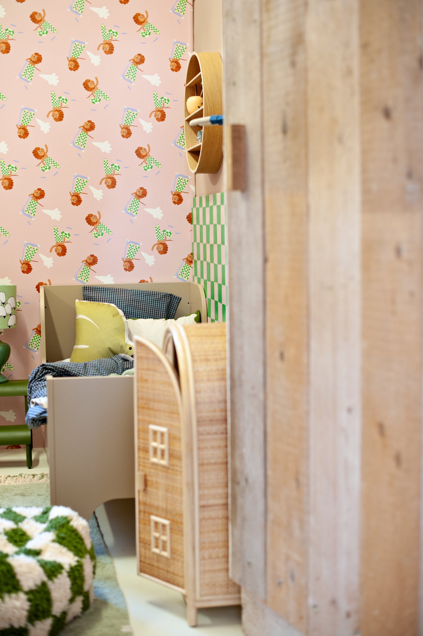 Skating Lion - Green - Aniek Bartels