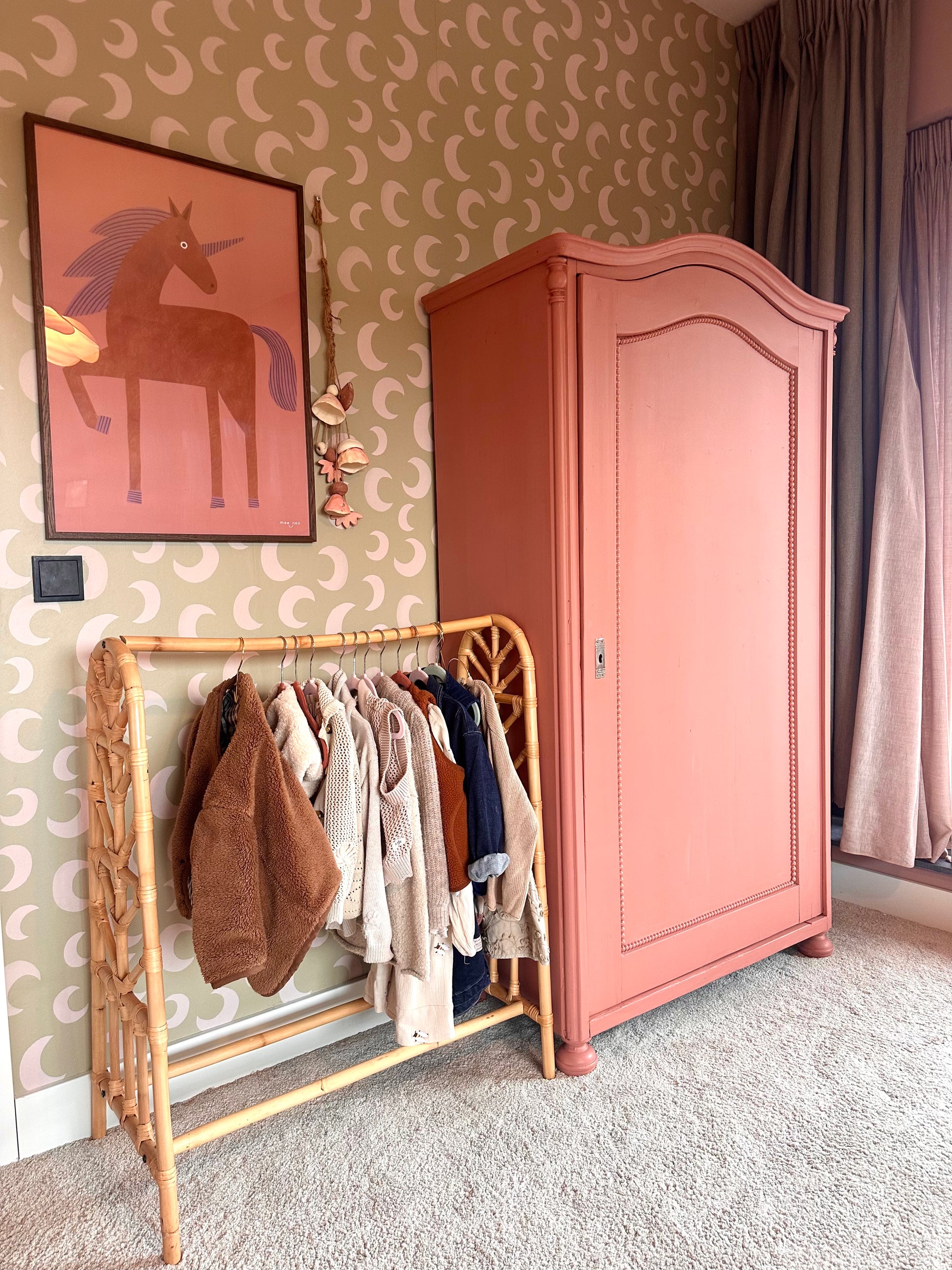 Kinder behang met manen in groene pistache kleur gecombineerd met roze kast en rotan kledingrek