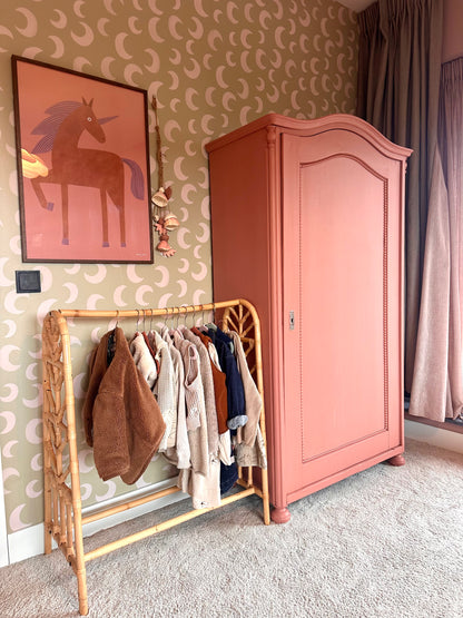 Kinder behang met manen in groene pistache kleur gecombineerd met roze kast en rotan kledingrek